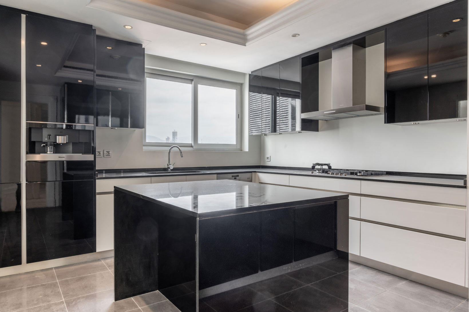 Luxury Corners 4-bedroom penthouse in downtown kitchen wide - unfurnished DSDAF27N02